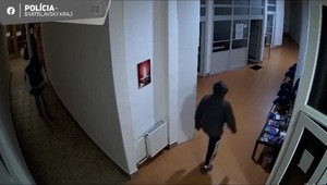 Zlodeji sa neštítili kradnúť ani v kostole. Z kancelárií si odniesli hotovosť aj notebooky