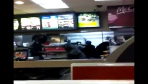 Zákazníkov fastfoodu dobil predavač tyčou!