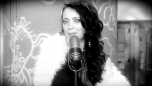 Bílá predstavila vianočný singel. Zmenila sa na prvorepublikovú hviezdu