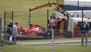 Räikkönen po havárii v nemocnici. Silverstone ovládol Hamilton