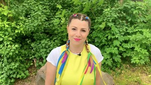 Deti milujú jej vystúpenia, ale mohla by sa živiť aj inak: Pozrite sa, ako Dúhalka maľuje!