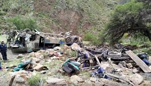 Autobus sa zrútil do 800-metrovej priepasti, zomrelo 30 ľudí