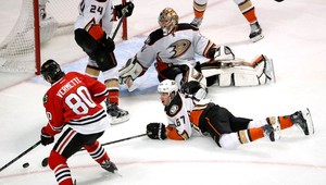 Vermette hrdinom Chicaga! Duel s Anaheimom ukončil v predĺžení