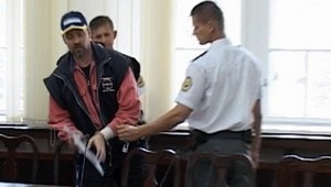 Dcérku bozkával na genitáliách, čaká ho dlhá basa