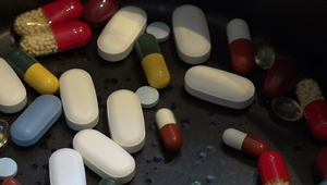 Ľudia riskujú zdravie kvôli falšovaným liekom z internetu a zahraničia