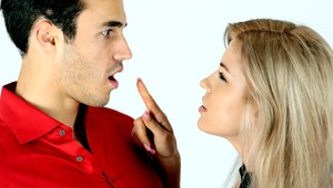 Žiarlivec vbehol do obývačky. Sokovi zlomil nos