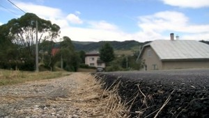 V Nálepkove opravili cestu bez súťaže, starosta problém nevidí