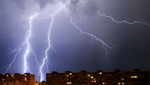 Do francúzskeho vládneho špeciálu udrel blesk. Zvládol by to aj slovenský?