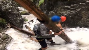Záchranári zasahovali v Slovenskom raji. Potok uväznil turistov v rokline