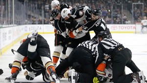 Súboj o prvé miesto v Pacifickej divízii skončil hromadnou bitkou