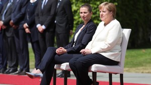 Angela Merkel počas ceremoniálu s dánskou premiérkou sedela