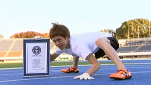 Keniči Ito (30). Chce poraziť Bolta, po štvornožky