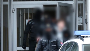 Neplnoletí útočníci napadli muža preto, že sa na nich pozrel. Postavili sa pred sudcu