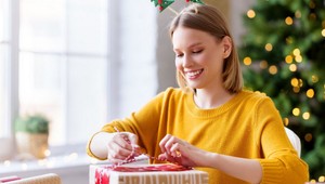 Nechce sa vám do balenia vianočných darčekov? S týmto geniálnym trikom si TO užijete