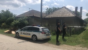 Policajti našli v dome mŕtvu ženu. Podozrivý je jej syn