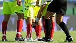 V Mexiku budú rozhodcovia sprejovať trávnik