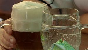 Nepije sa často, ale zato nebezpečne: Sviatočné nárazové pitie ovláda Slovensko