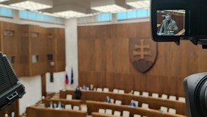 Poslanec Suja počas odvolávania Budaja vyzval poslancov: "Nedávajme si okuliare pred oči"