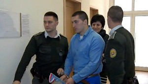 Roman obžalovaný z vraždy otca sa postavil pred súd