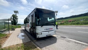 Dve chodkyne vybehli spoza autobusu na cestu. Žena v aute zrážke nedokázala zabrániť