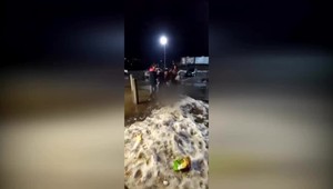 Pred supermarketom brutálne dobili postihnutého muža