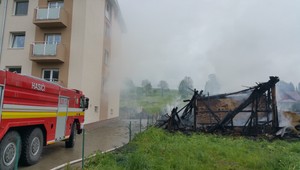 Požiar stodoly pri Námestove ohrozil aj vedľajšiu bytovku
