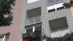 Dôchodkyňa z balkóna vyhodila 100 tisíc eur podvodníkom