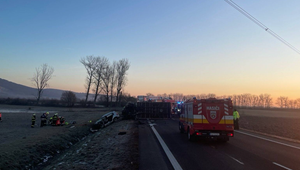Dopravná nehoda ochromila premávku na východe Slovenska. Zranili sa dve osoby