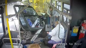 VIDEO: Dodávka vrazila do autobusu, cestujúcich delili od smrti centimetre