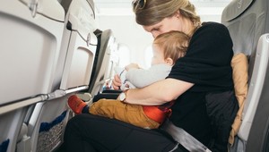 Zlepšovák matky pobúril rodičov: Neuveríte, čo robí, aby udržala dieťa počas letu v sedadle