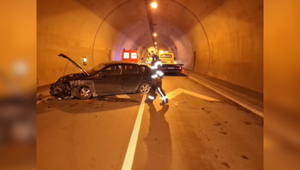 Nehoda v tuneli Považský Chlmec na D3 zranila jednu osobu, diaľnicu uzavreli