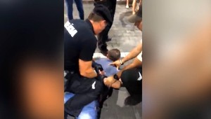 Incident s políciou zachytili na kameru. Miestni zo Šace obviňujú policajtov z porušenia práv