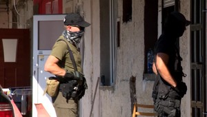 Protidrogová razia. Policajti našli takmer 400 dávok heroínu