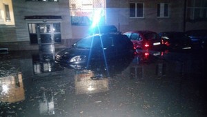 FOTO: Rozvodnený potok zatopil pivnice aj autá