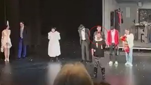 Zúfalý herec si podrezal ŽILY priamo na javisku