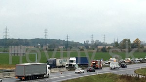 Na D2 sa zrazil kamión s dodávkou, zranili sa štyri osoby