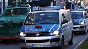 Útočník v nemocnici ohrozoval lekára nožom. Policajt na muža vystrelil