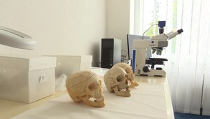 Polícia stále nepozná totožnosť až 220 ľudí. Odtlačky prstov na identifikáciu nestačia