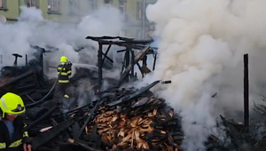 Požiar zničil prístrešky pri bytovkách, vybuchla aj plynová fľaša