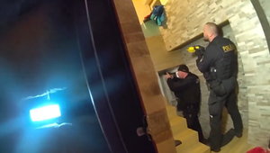 Polícia zadržala agresívneho muža. Vyhrážal sa manželke a deťom zabitím