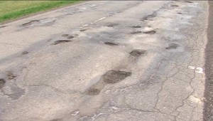 Preťaté pneumatiky či poškodené nápravy. Na vodičov číhajú výtlky na ceste I. triedy