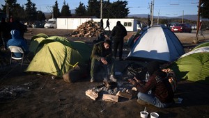 Grécke hotely sú plné solventných migrantov, tí chudobní spia na parkovisku
