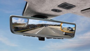 Aston Martin vylepšil spätné zrkadlo: Na jeden pohľad uvidíte dianie za vozidlom aj vedľa neho