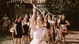 Prečo TO urobila? Ľudia skritizovali šaty, ktoré si žena obliekla na svadbu kamarátky