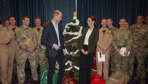 Kate a William odleteli na Cyprus, vojakom odovzdali darčeky