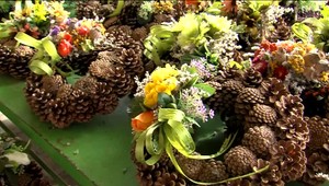 Dušičky, sviatky plastových vencov, ktoré sa budú rozkladať roky