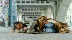 Sú nebezpeční a všetko minú na alkohol: TOTO je 7 najväčších mýtov o ľuďoch bez domova!