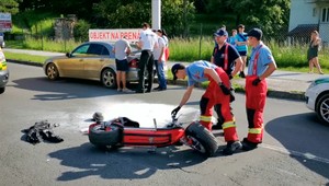 Do staršieho muža na kolobežke narazilo auto. Napriek prilbe utrpel vážne poranenia