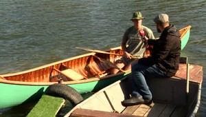 Slovák vytvoril tradičné kanoe z cédra a plátna