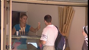 U zmrzlinárov si všímajte naberačky a chytanie kornútkov